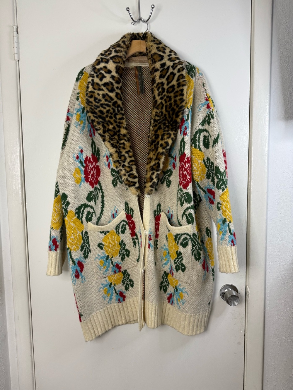 Aratta Silent Journey cream, floral cardigan with faux fur leopard collar XL